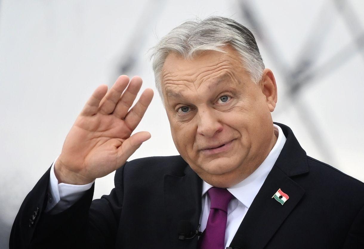 KORSZAKVÁLTÁS: ORBÁN VIKTOR VISSZAADJA MANDÁTUMÁT ÉS A HÁTTÉRBE HÚZÓDIK